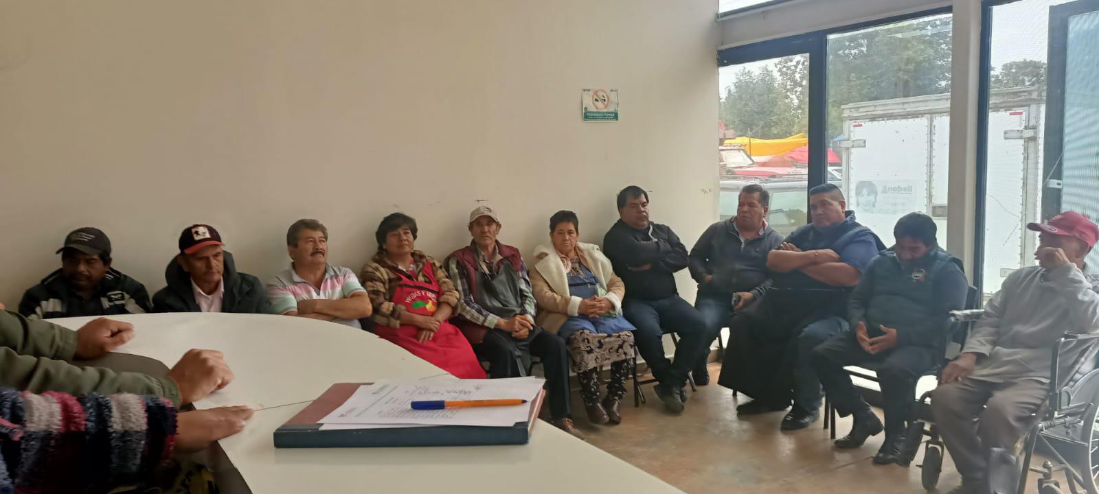 Reunión de coordinación con comerciantes del tianguis y transportistas por temporada de feria en Huamantla
